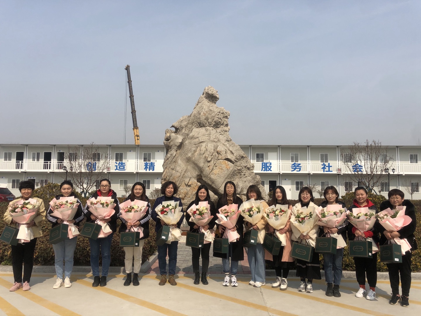 5三公司、項目管理公司為女職工發(fā)放鮮花、禮品.jpg